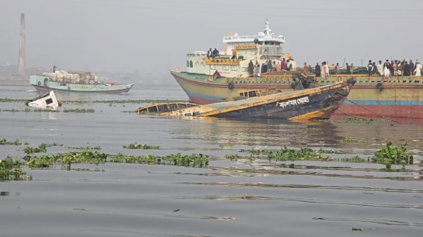 লঞ্চের ধাক্কায় বাল্কহেড ডুবে ২ শ্রমিক নিখোঁজ
